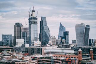 The London office rental market is experiencing a "rental recession" due to a 30-year high in vacancy rates, according to Jefferies.